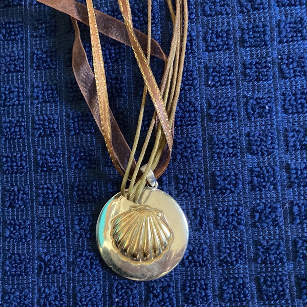 Shell Necklace - Picture 2 of 3